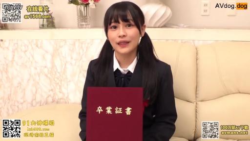 坐姿 · 单人 · 专注 · 中景 · 房间 · 水手服 · 吹奏 · 铜管乐器