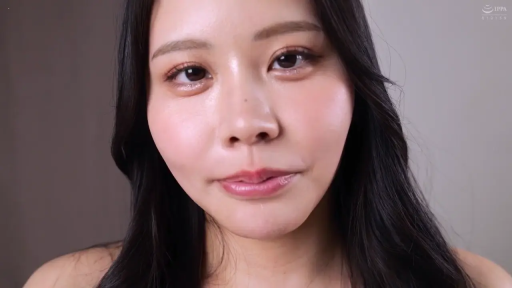 室内 · 脸部特写 · 微笑 · 注视 · 正面 · 裸肩 · 黑发