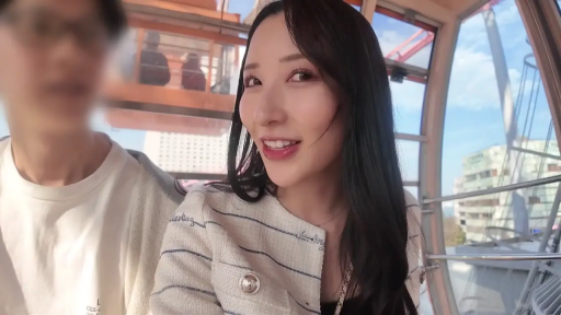 面部特写 · 户外约会 · 并排坐姿 · 摩天轮 · 开朗微笑 · 条纹外套 · 交流互动