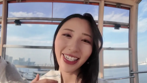 Close-up of the face · 注视镜头 · 长发 · Radiant Smile · 浅色便装 · 摩天轮车厢 · 正面自拍