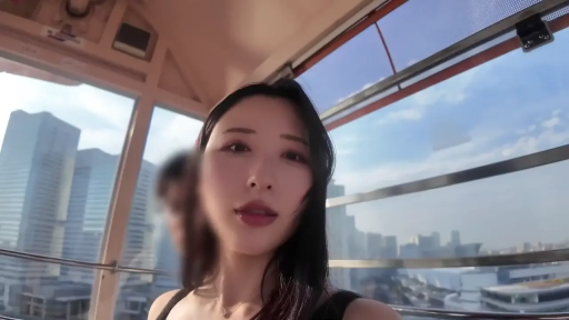 脸部特写 · 注视镜头 · 黑色背心 · 自然表情 · 自拍姿势 · 摩天轮内部