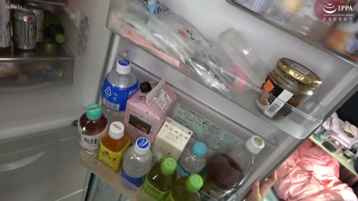 格子衬衫 · 坐姿 · 面部 · 忧郁 · 昏暗房间 · 托腮 · 情侣 · 粉色帽子