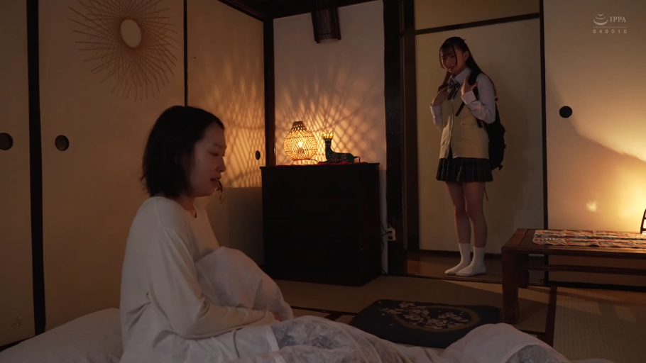Indoor · Stand · Japanese-style room · 自然 · 灯 · 进门 · Pajamas
