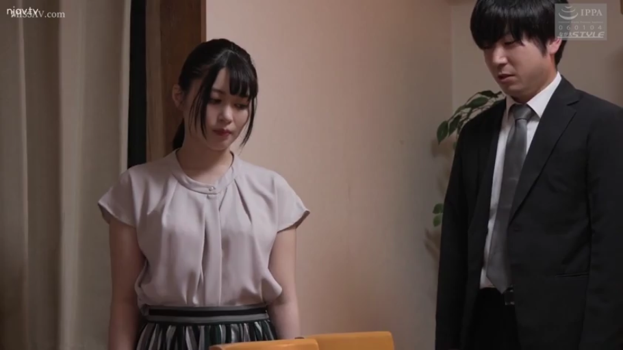 室内 · 严肃 · 站立 · 盆栽 · 半身 · 剧情 · 对视 · 职场装