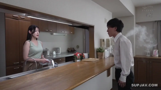 严肃 · 站立 · 中景 · 对话 · 居家 · 厨房 · 无袖上衣 · 吧台