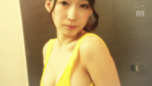 室内 · 上半身 · 黄色泳衣