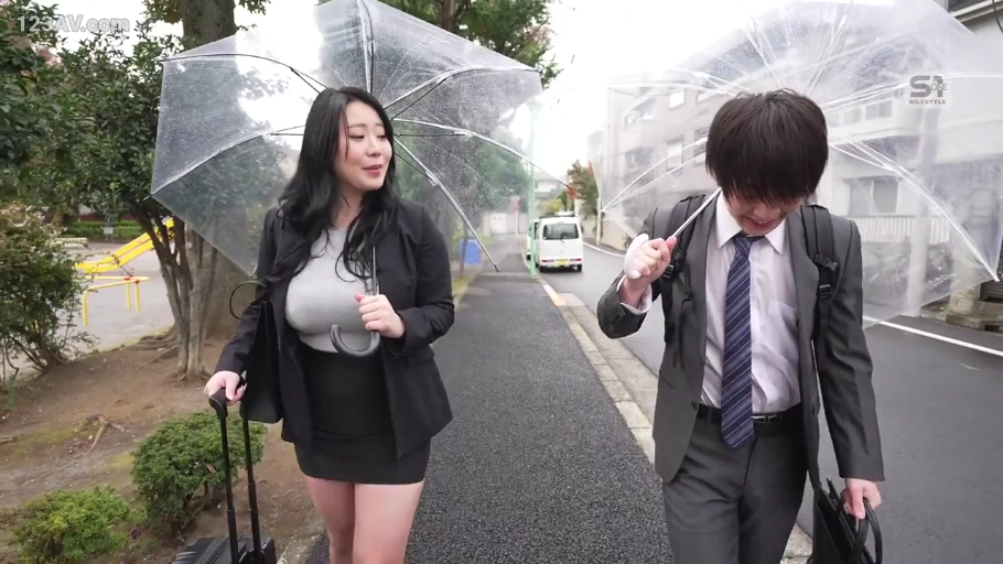 交谈 · 中景 · 职业装 · 行走 · OL · 户外 · 喜悦 · 雨伞