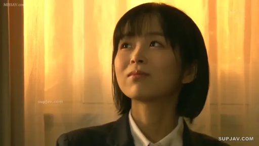 室内 · 制服 · 站姿 · 平静 · 顔のクローズアップ · 凝視 · ショートヘア