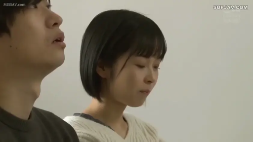 室内 · 面部 · 平凡 · 白色毛衣 · 横座り · 日常 · 沉默