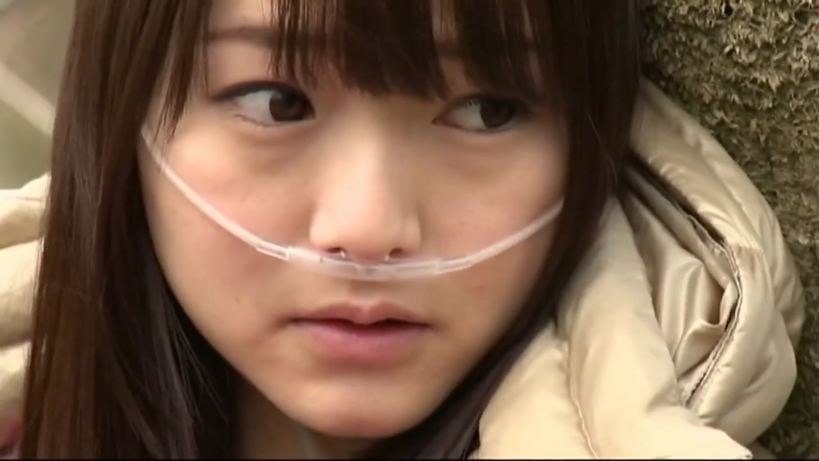 忧郁 · 脸部特写 · 靠墙 · 户外 · 亚洲人 · 静止 · 羽绒服 · 鼻氧管