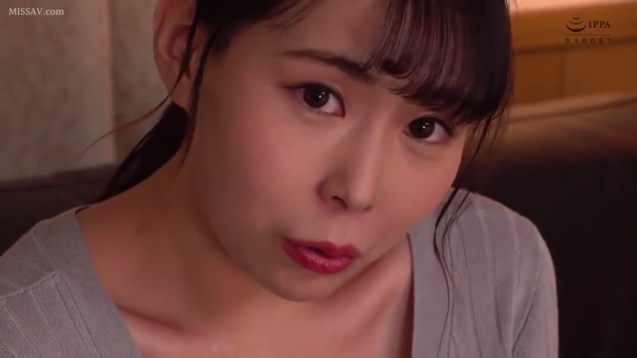 Indoor · Bend over · Close-up of the face · Stare · 惊讶 · Grey knitted sweater