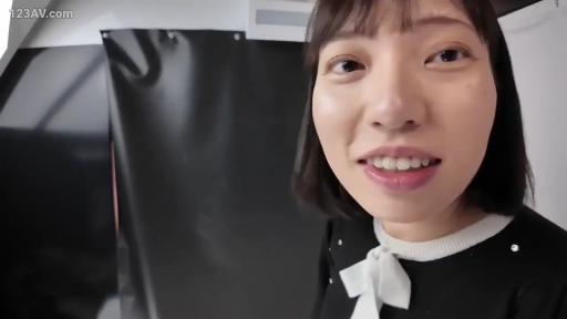 真剣 · 顔 · 站立 · 更衣室 · 清纯 · 日常装 · 准备 · 幕布