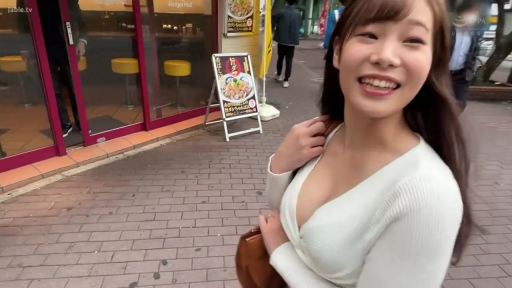 站立 · 微笑 · 半身 · 街道 · 行走 · 皮包 · 街拍 · 低胸装