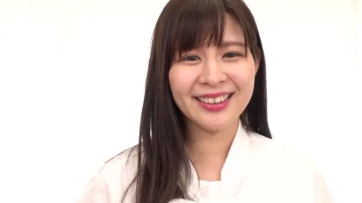 室内 · 脸部特写 · 微笑 · 白色衬衫 · 正对面 · 黑发 · 看着镜头