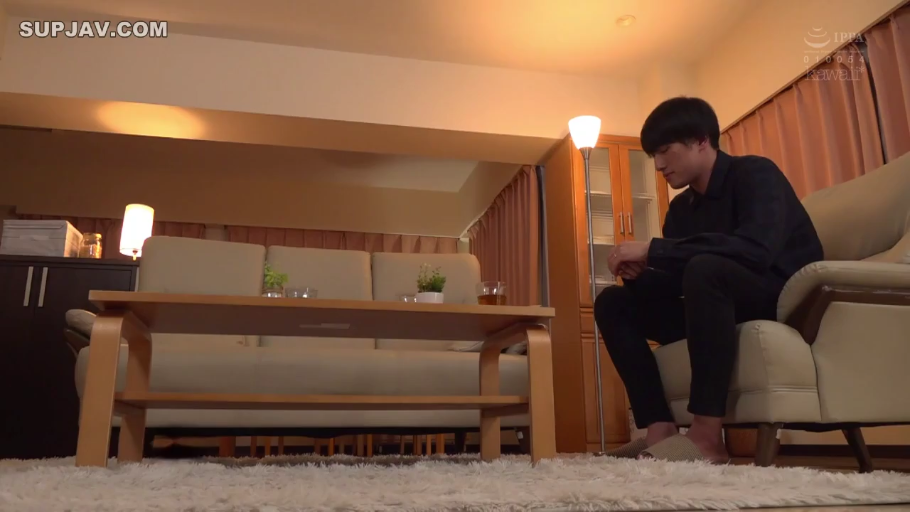 平静 · 客厅 · 落地灯 · 居家拖鞋