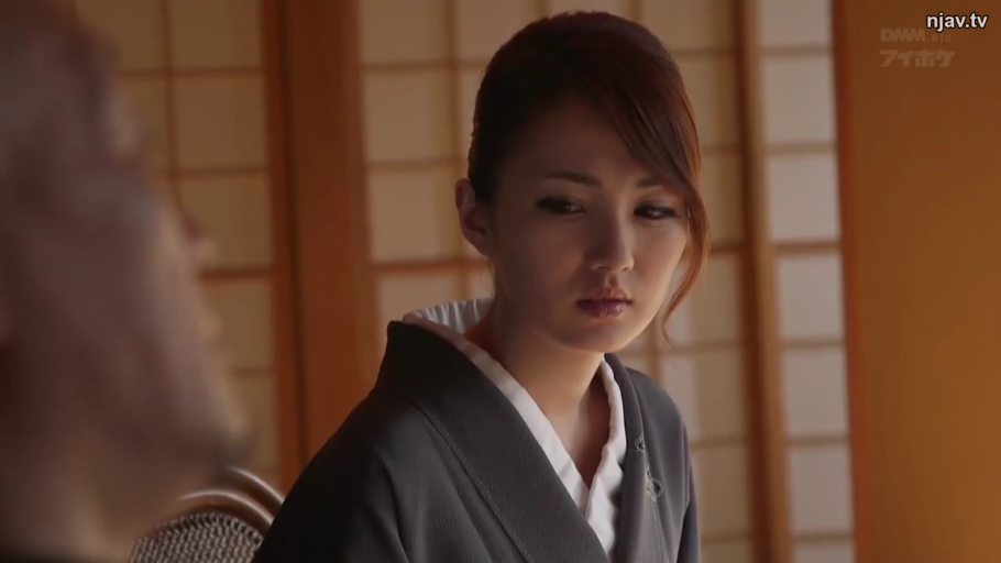 座り姿勢 · 憂鬱 · 顔部のクローズアップ · 和室 · 注視 · 熟女 · 和服 · 障子