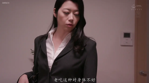 室内 · 严肃 · 站立 · 半身 · 职业装 · 手提包 · 谈话 · 熟女