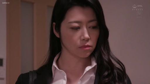 室内 · 严肃 · 面部 · 站立 · 注视 · 正装 · 黑长直