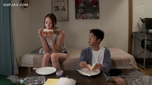 座り姿勢 · 寝室 · 中景 · 自然 · 休闲服 · 进食 · 食物 · 日系剧情