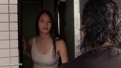 站立 · 中景 · 灰色背心 · 对视 · 忧虑 · 两人 · 室内门口