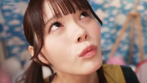 室内 · 脸部特写 · 仰头 · 黄色上衣