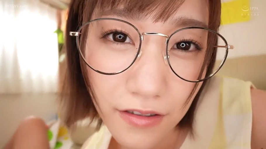 室内 · 微笑 · 面部特写 · POV视角 · 注视镜头 · 浅色背心 · 俯身向前 · 圆框眼镜