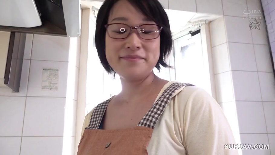 足部特写 · 性行为 · 自然 · 昏暗室内 · 足交 · 坐姿开腿 · 红色制服