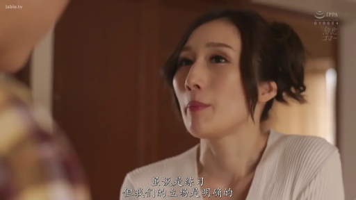 室内 · 面部 · 站立 · 字幕 · 微笑 · 白色上衣 · 交流