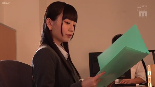 坐姿 · 严肃 · 办公室 · 半身 · 文件夹 · OL制服 · 查看文件