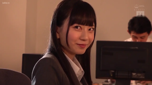 更衣室 · 中景 · 储物柜 · 温和微笑 · 粉色长袖上衣 · 站立姿态 · 亚裔女性 · 向镜头走动