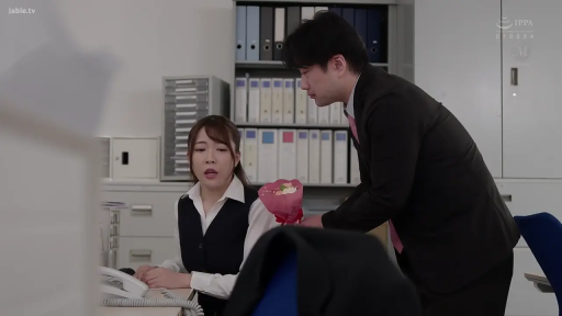 坐姿 · 办公室 · 职业装 · 惊讶 · 职场剧情 · 花束 · 递花