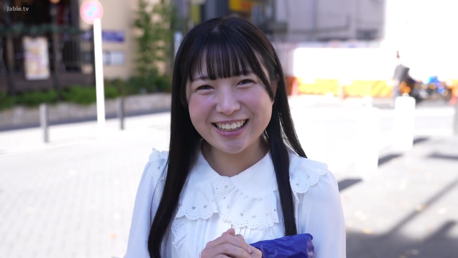 半身特写 · 注视镜头 · 户外街道 · 站立姿势 · 灿烂笑容 · 清纯风 · 白色娃娃领衬衫 · 蓝色袋子