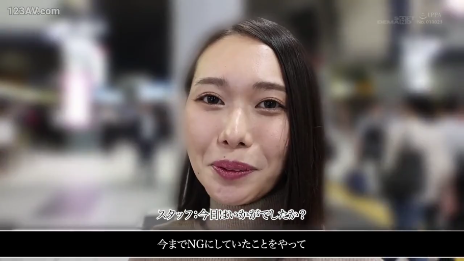 室内 · 俯身 · 胸部特写 · 迷离 · 成人内容 · 窗帘 · 抚摸乳房 · 浅蓝色围裙式上衣