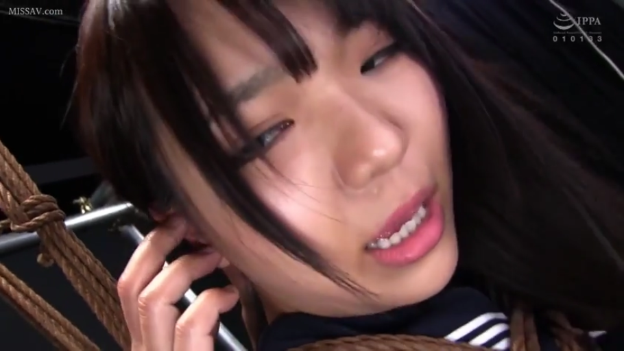 室内 · 迷离 · 仰卧 · 面部特写 · 水手服 · 受缚 · 长发 · 粗绳