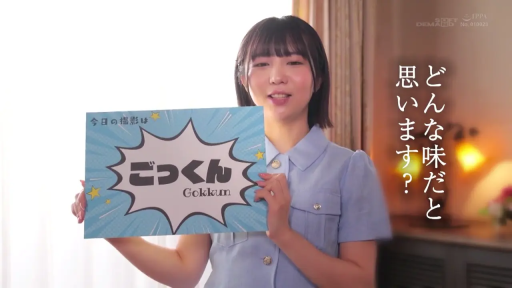 室内 · 半身像 · 浅蓝色上衣