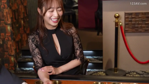 坐姿 · 半身 · 灿烂笑容 · 黑色镂空蕾丝裙 · 豪华酒吧 · 倾谈 · 隔离护栏 · 气质淑女