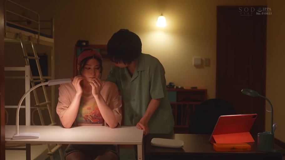 坐姿 · 臥室 · 劇情 · 互动 · 害羞 · 休闲服 · 书桌