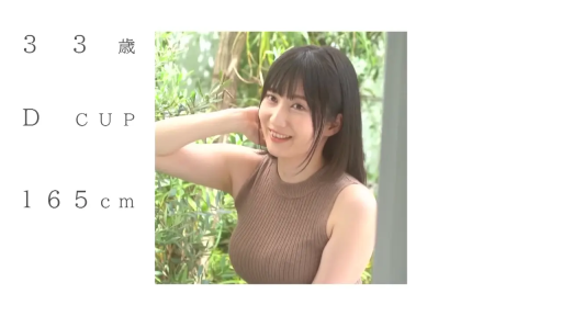 面部 · 展示 · 微笑 · 户外 · 侧身站立 · 个人简介 · 棕色针织背心