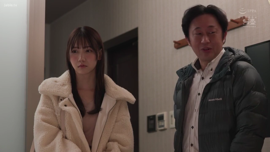 室内 · 交谈 · 站立 · 剧情 · 忧虑 · 冬装