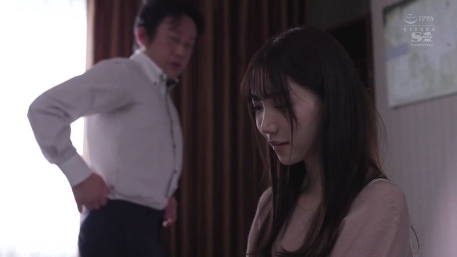 Indoor · Sitting Posture · Loungewear · 整理衣物 · 侧脸特写