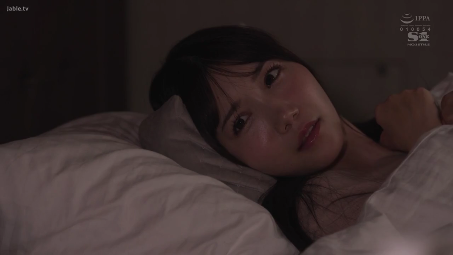 全裸 · 枕头 · 仰卧 · 面部特写 · 床上 · 恍惚 · 汗水 · 高潮