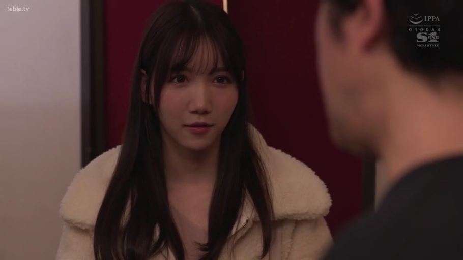 室内 · 脸部特写 · 站立 · 对视 · 温柔 · 白色毛绒外套 · S1