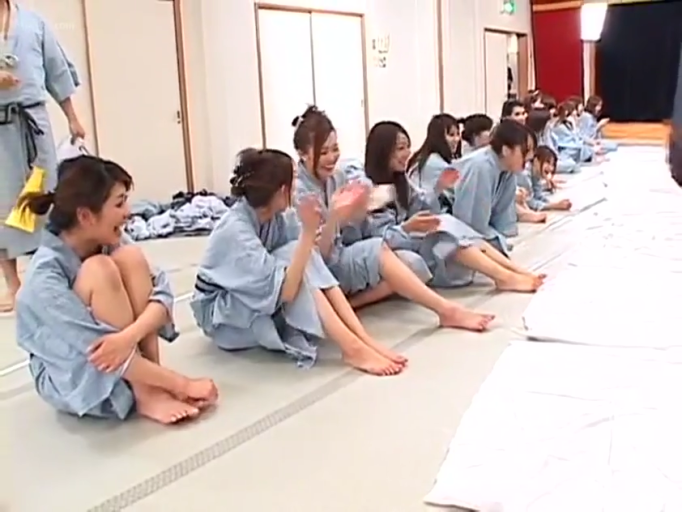 吮吸手指 · 昏暗室内 · 嘴部特写 · 性暗示 · 迷离表情 · 仰头姿势 · 黑色吊带内衣 · 透明粘液