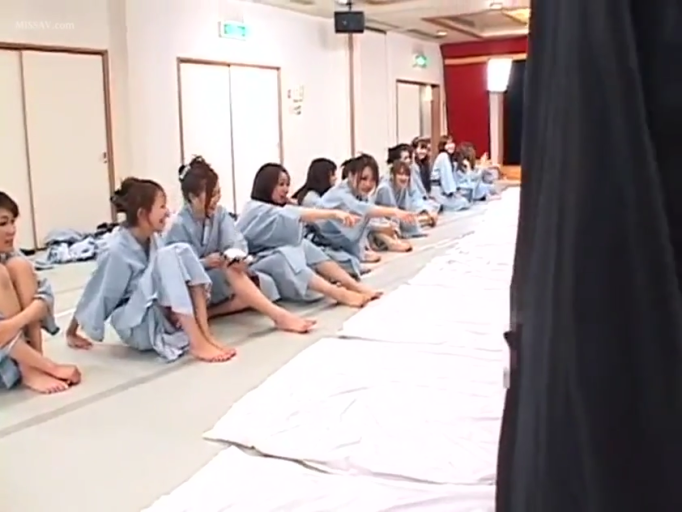 站立姿势 · 合影 · 室内门口 · 开心笑容 · 日式校服 · 学生提包 · 多人近景 · 多人JK