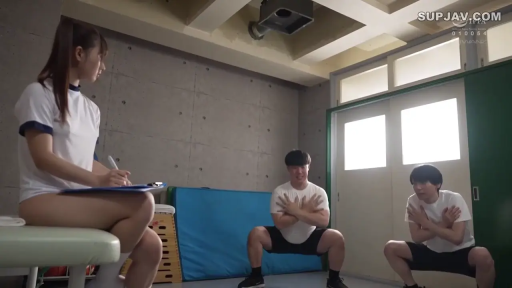 蹲姿 · 严肃 · 远景 · 体操服 · 体育馆 · 记事板 · 体能训练