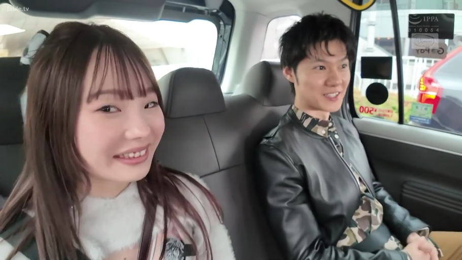 坐姿 · 交谈 · 微笑 · 半身特写 · 剧情 · 车内 · 安全带 · 毛绒上衣