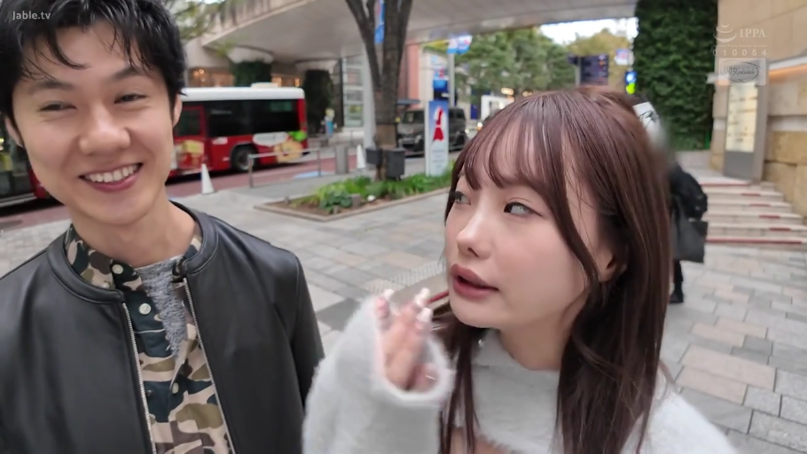 性交 · 专注 · 卧室 · 后入式 · 中景 · 成人内容 · 手铐 · 内衣