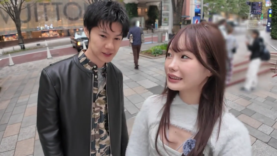 卧室 · 站姿 · 白衬衫 · 微笑 · 床 · 制服 · 谈话 · 上半身