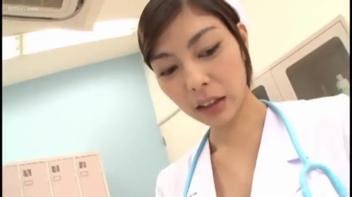 低头 · 护士服 · 角色扮演 · 面部特写 · 观察 · 认真 · 诊室 · 听诊器