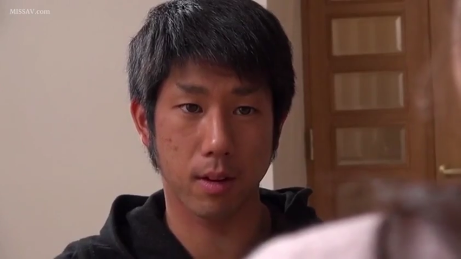 室内 · 坐姿 · 严肃 · 面部特写 · 注视 · 成年男性 · 黑色连帽衫